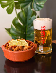 Cerveja bem gelada com petiscos